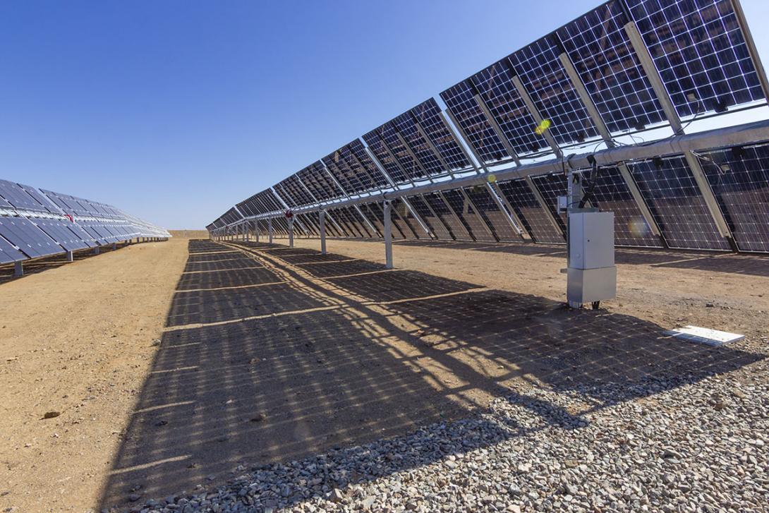 Oboustranné fotovoltaické panely v čilské poušti Atacama vyrábí více energie díky využití odraženého světla zadní stranou panelu (Zdroj: © abriendomundo / stock.adobe.com)