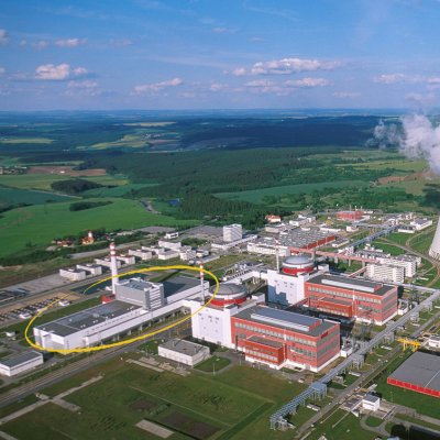 Vlevo od hlavních výrobních bloků temelínské elektrárny se nachází společná budova aktivních pomocných provozů (Zdroj: ČEZ, a. s.)