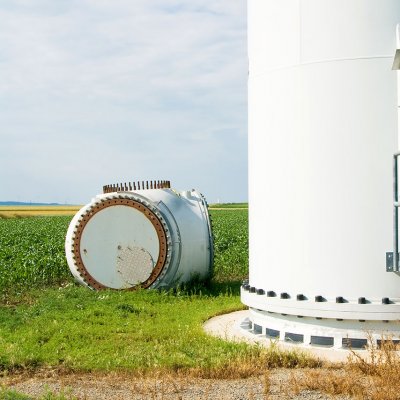 Do většiny tubusů větrných elektráren se dá vstoupit a vnitřkem vylézt nebo se vyvézt výtahem nahoru do gondoly (Zdroj: © Himmelssturm / stock.adobe.com)