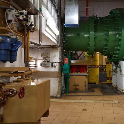Přívodní tlakové potrubí s kulovým uzávěrem přivádí vodu na vstup Francisovy turbíny přečerpávací elektrárny