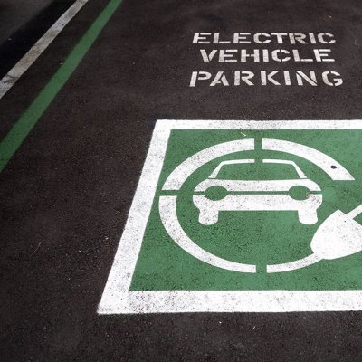 Při zřizování parkovacích míst je namístě myslet trochu do budoucnosti (Zdroj: © jdoms / stock.adobe.com)