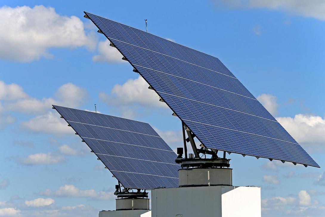 Panely, které se otáčí za Sluncem, vyrobí víc elektřiny (Zdroj: © mitifoto / stock.adobe.com)