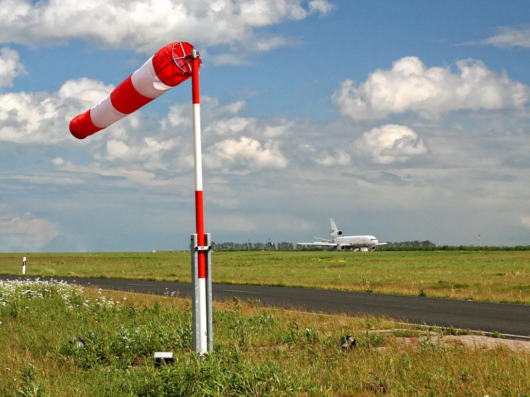 Větrný rukáv slouží na letištích a cestách k přibližnému určení směru a síly větru (Zdroj: © Steffen Eichner / stock.adobe.com)