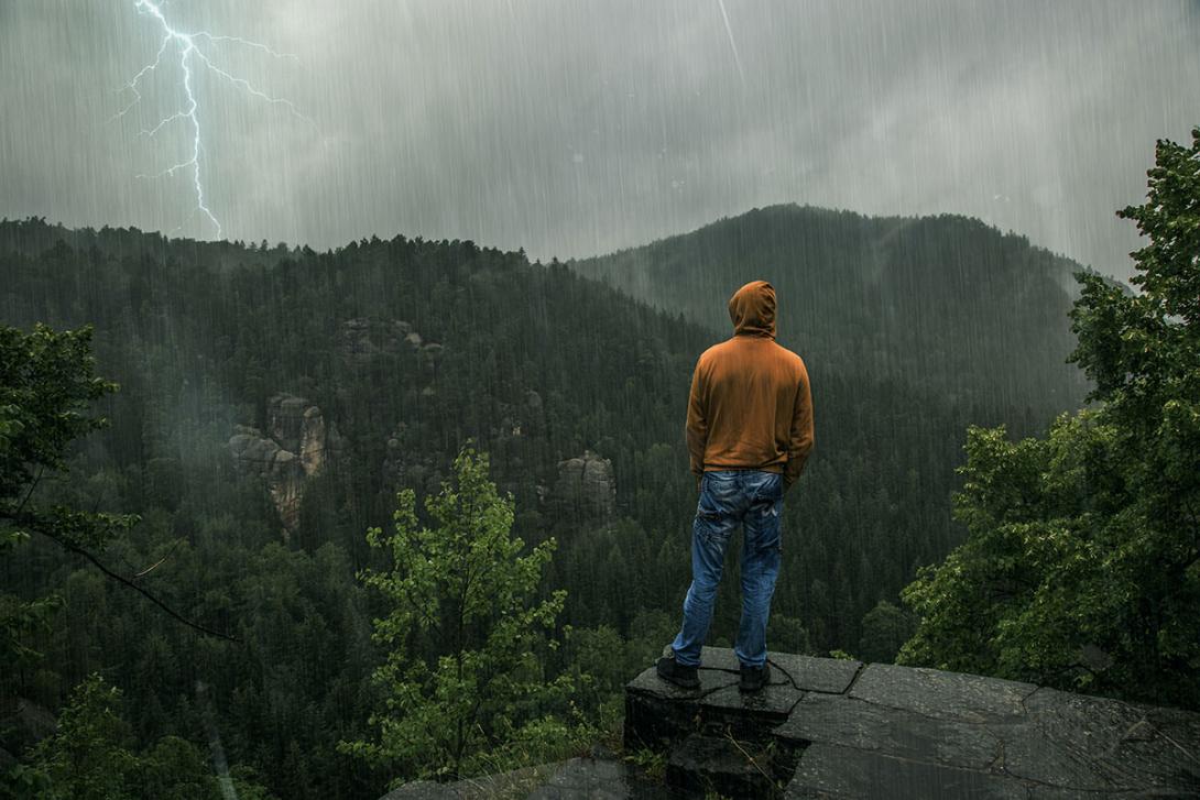 Zdržování se v blízkosti stromů nebo na vyvýšených místech v přírodě za bouřky rapidně zvyšuje pravděpodobnost zasažení bleskem (Zdroj: © cstirit / stock.adobe.com)