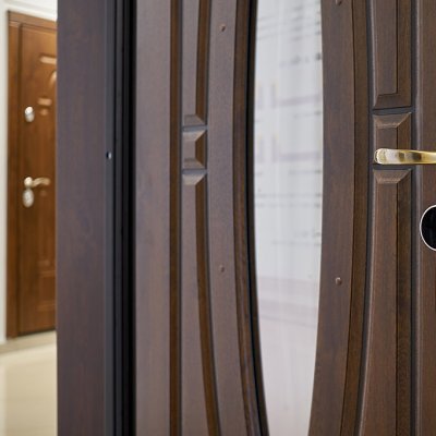 Vchodové dveře s elektromotorickým zámkem a speciální západkou zajistí dostatečné zabezpečení chytrého domu (Zdroj: © Iglenas / stock.adobe.com)