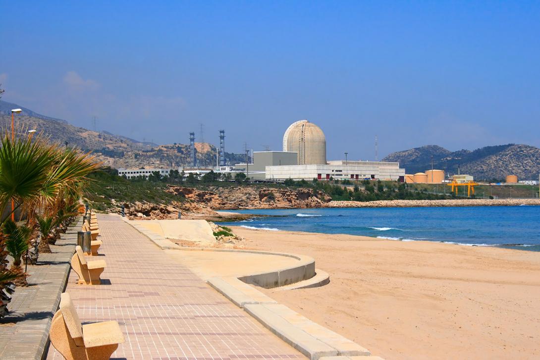 Aktivní části španělské jaderné elektrárny Vandellos I (za budovami novější provozované elektrárny) jsou zakonzervovány na 30 let (Zdroj: © Marlee / stock.adobe.com)
