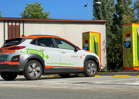 Čerpací stanice Shell nabídnou rychlonabíjecí stanice pro elektromobily společnosti ČEZ 