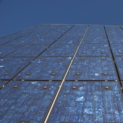 Fotovoltaické panely pokrývající fasádu moderní městské budovy zlepšují její energetickou soběstačnost (Zdroj: © forcdan / stock.adobe.com)