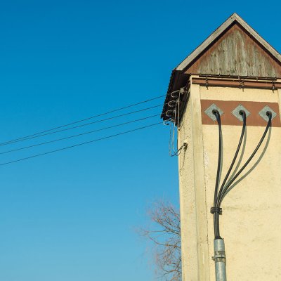 Zrekonstruovaná věžová trafostanice má přívod řešen pomocí vysokonapěťového kabelu, vedení nízkého napětí jde holými vodiči vzduchem (Zdroj: © Christian Camus / stock.adobe.com)