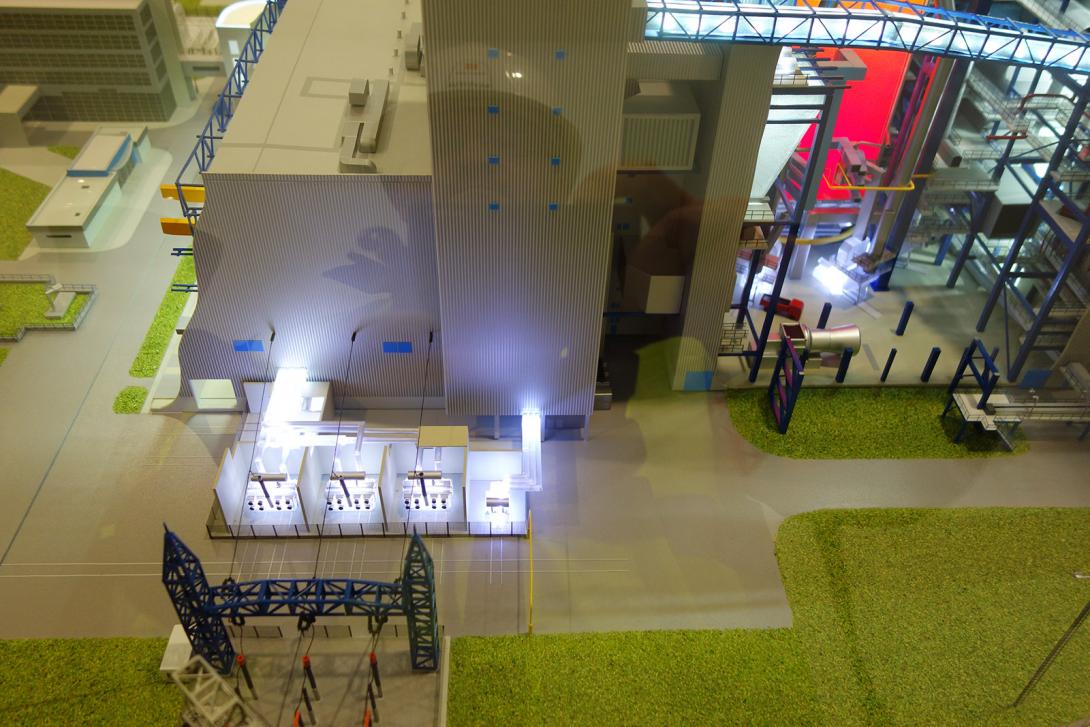 Model jednofázových blokových transformátorů Nového zdroje, umístěných vedle strojovny