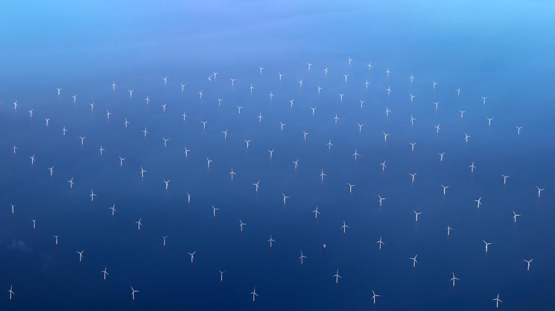 Letecký pohled na pole větrných elektráren v moři (Zdroj: © glimpseofsweden / stock.adobe.com)