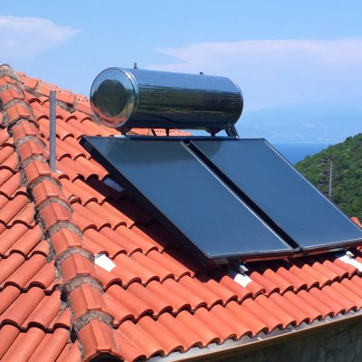 Často používaná varianta plochých solárních kolektorů s akumulačním zásobníkem (Zdroj: © springtime78 / stock.adobe.com)