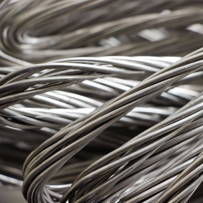 Zbytky splétaných lan s ocelovým jádrem a pláštěm z hliníkových drátů kruhového průřezu (Zdroj: © Grandiflora / stock.adobe.com)