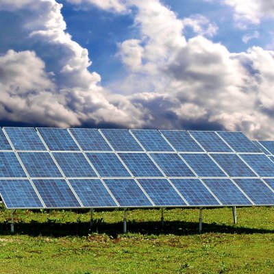 Většina fotovoltaických elektráren používá jednoduché konstrukce s pevnou orientací i sklonem solárních panelů (Zdroj: © Lukas Gojda / stock.adobe.com)