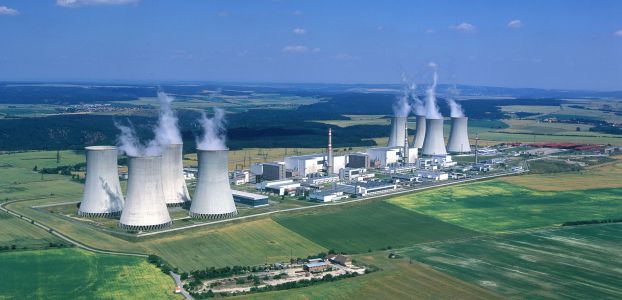 Letecký pohled na areál jaderné elektrárny Dukovany (Zdroj: ČEZ, a. s.)