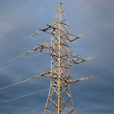 Typický příhradový stožár dvojitého 110 kV distribučního vedení (Zdroj: © watcherfox / stock.adobe.com)