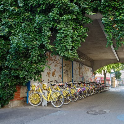 Stojany půjčovny městských kol v rezidenční části Vídně (Zdroj: © FomaA / stock.adobe.com)