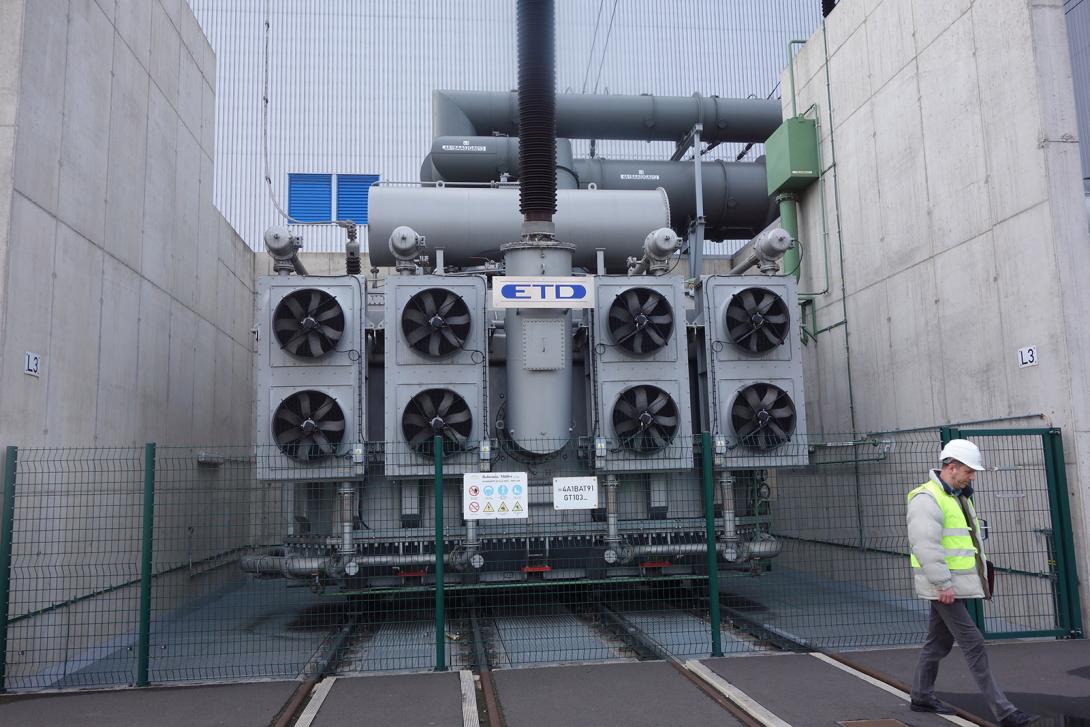 Jeden ze tří jednofázových transformátorů nového zdroje v Ledvicích