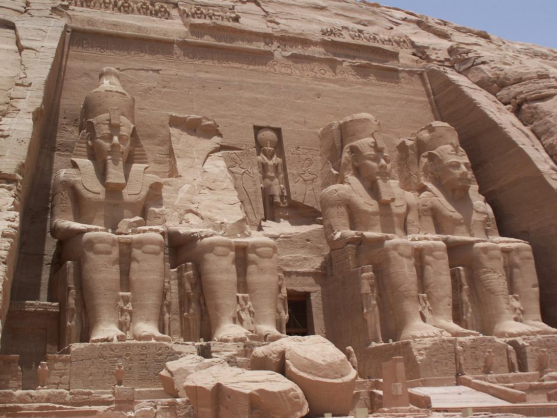 Chrám Ramesse II v Abú Simbel je příkladem přemístění historické památky při výstavbě Velké asuánské přehrady (Zdroj: Wikipedia.org)