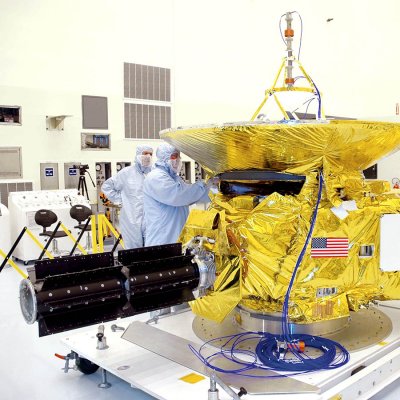 Technici připravují v Kenedyho vesmírném středisku sondu New Horizons s externím radioizotopovým termoelektrickým generátorem (Zdroj: Wikipedia.org)