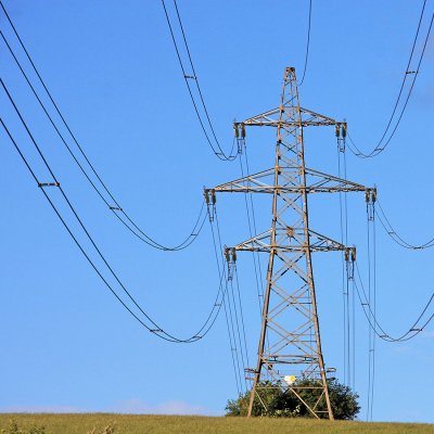 Různé typy elektrických vedení velmi vysokého napětí v krajině (Zdroj: © Stockr / stock.adobe.com)