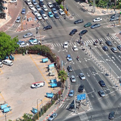Průjezd složitou městskou křižovatkou se v inteligentní dopravě řídí proměnným časováním cyklů podle hustoty provozu (Zdroj: © Alexey Protasov / stock.adobe.com)