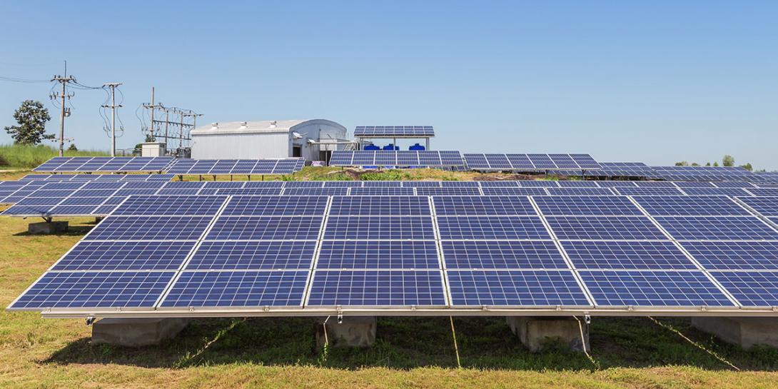 Solární fotovoltaické elektrárny většinou tvoří řady jižně orientovaných panelů uchycených na lehkých kovových konstrukcích (Zdroj: © Soonthorn / stock.adobe.com)