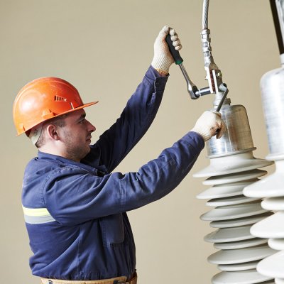 Montáž přívodního vysokonapěťového vedení na porcelánové izolační průchodky transformátoru (Zdroj: © Kadmy / stock.adobe.com)