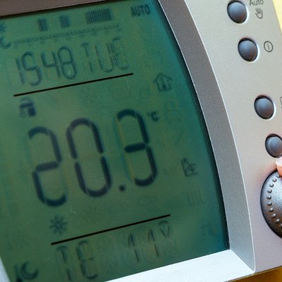 Funkce samostatných regulátorů topení, žaluzií nebo klimatizace a větrání přebírá u chytré elektroinstalace řídicí počítač v elektrickém rozvaděči (Zdroj: © bubutu / stock.adobe.com)