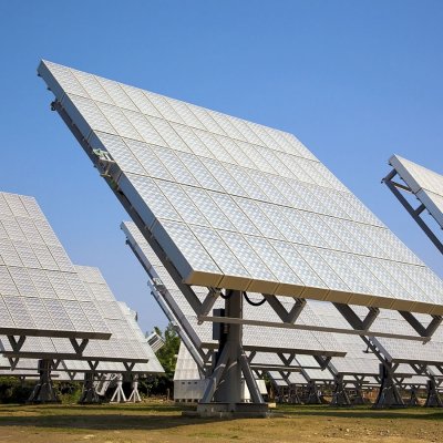 Solární elektrárny vybavené systémem sledování Slunce jsou náročnější na provozní údržbu (Zdroj: © Tom Wang / stock.adobe.com)