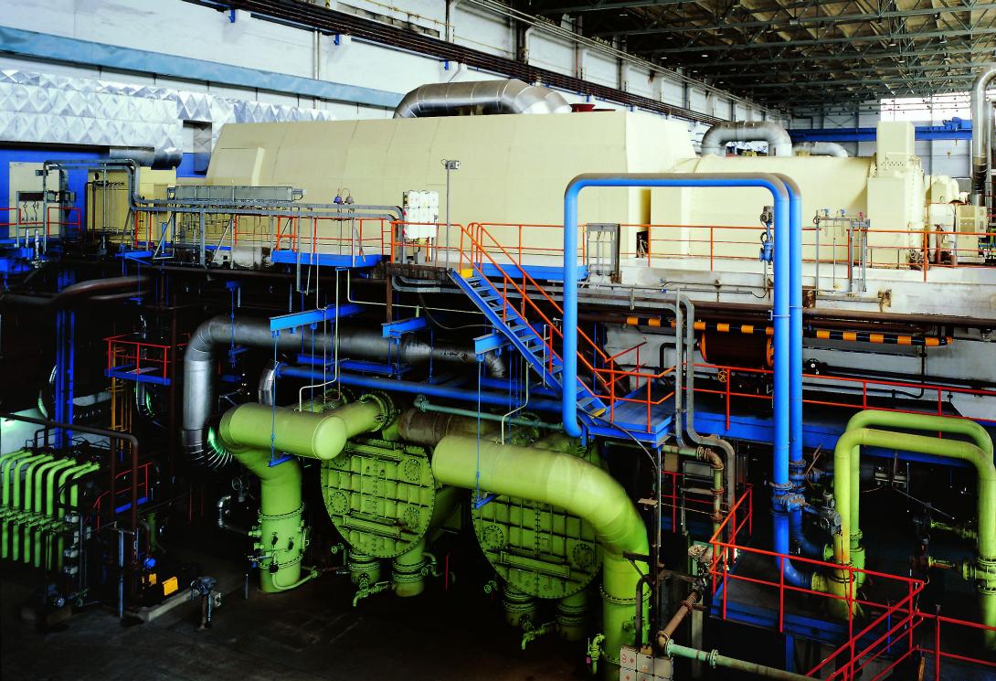 Tepelné výměníky kondenzátorů energetických bloků (zelené) se nejčastěji nachází pod nízkotlakými díly turbíny (Zdroj: ČEZ, a.s.)