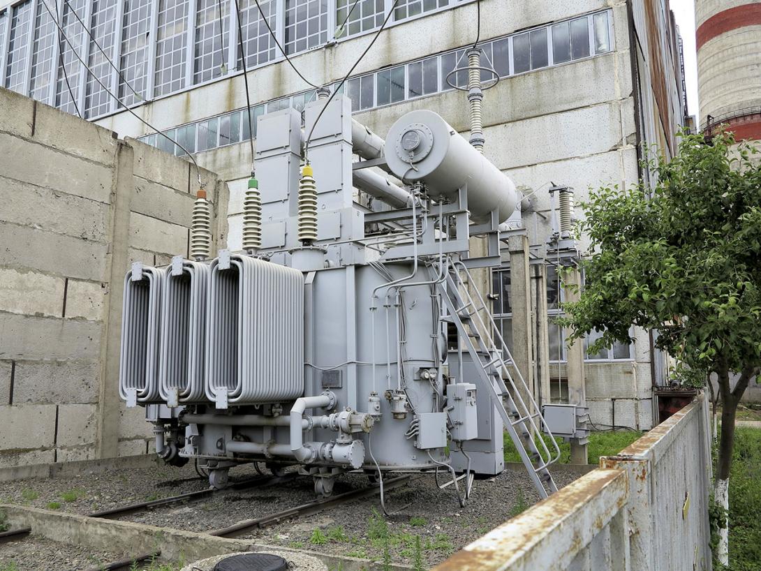 Třífázový transformátor slouží v elektrárně k přizpůsobení výstupního napětí generátoru napětí přenosové soustavy (Zdroj: © alexrow / stock.adobe.com)