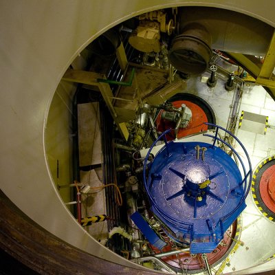Pohled otvorem z reaktorového sálu na motor hlavního cirkulačního čerpadla (Zdroj: ČEZ, a. s.)