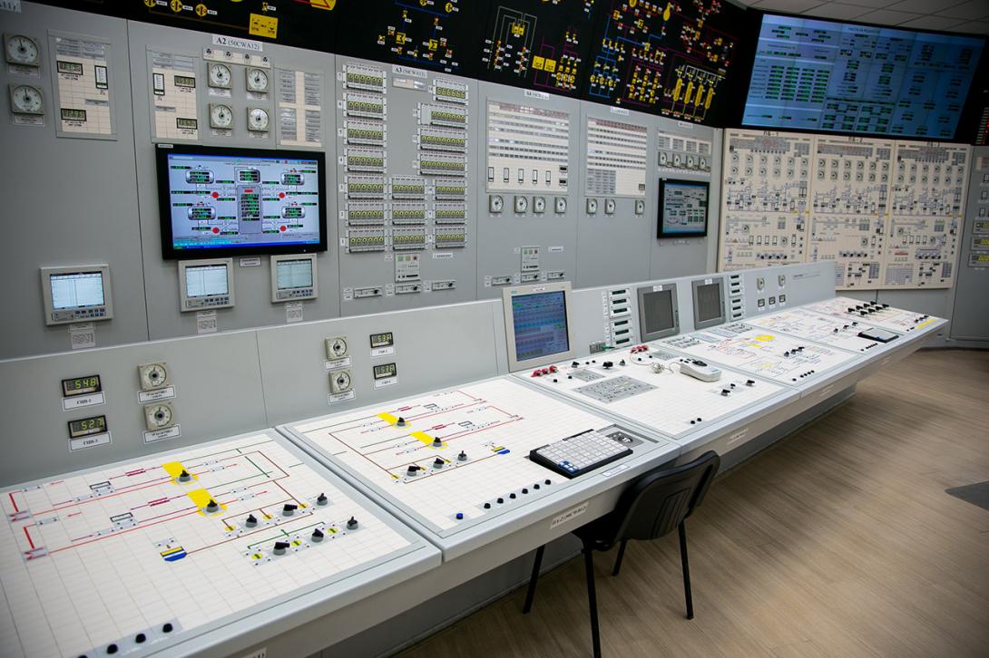 Řízení reaktoru i ovládání všech zařízení se provádí obsluhujícím personálem z blokové dozorny (Zdroj: © Mulderphoto / stock.adobe.com)