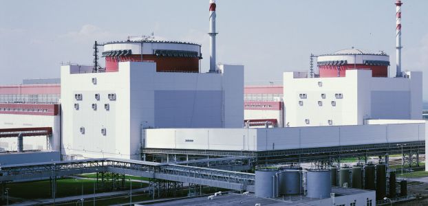 Kromě chladicích věží jsou pro jadernou elektrárnu typické i budovy kontejnmentů, ukrývajících jaderné reaktory (Zdroj: ČEZ, a. s.)