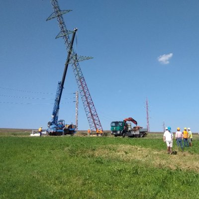 Stavba stožáru velmi vysokého napětí, který bude součástí nového venkovního vedení 110 kV z Hlinska do Poličky (Zdroj: ČEZ, a. s.)