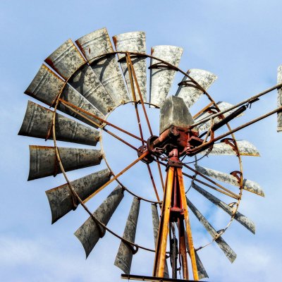 Mnoholistý odporový větrný mlýn používaný k čerpání vody především ve Spojených Státech, jižní Africe a v Austrálii (Zdroj: © dibzgreasley / stock.adobe.com)