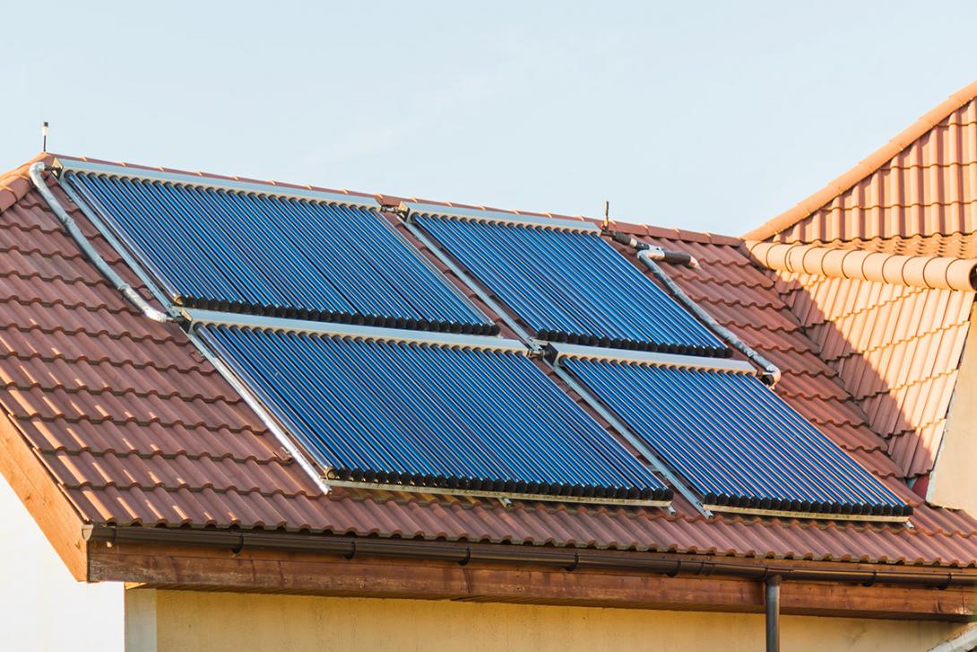 Ploché solární kolektory pro ohřev užitkové vody na střeše rodinného domu (Zdroj: © vladdeep / stock.adobe.com)