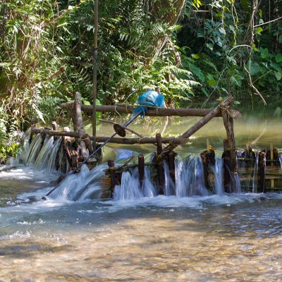 Improvizovaný vodní mikro zdroj elektřiny vznikl přehrazením místní říčky, Laos (Zdroj: © maxontravel / stock.adobe.com)