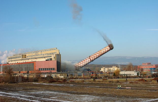 Demolice komína odstavené uhelné elektrárny Tušimice I (Zdroj: ČEZ, a. s.)