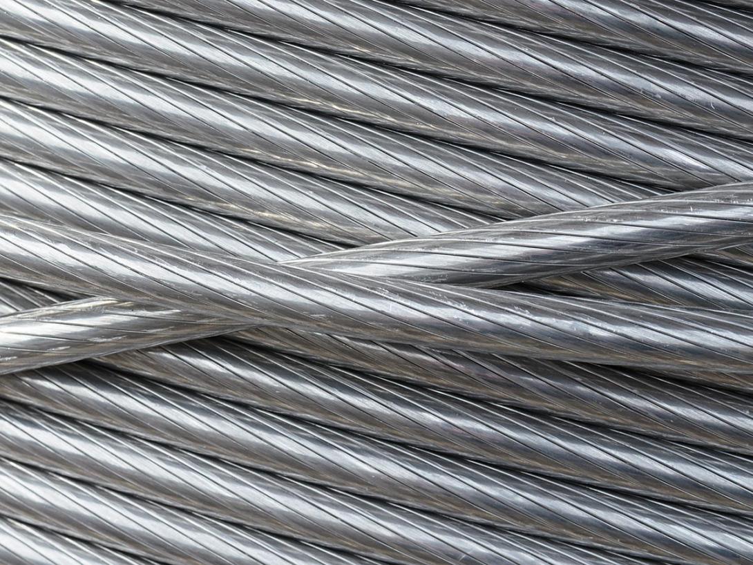Vnější povrch segmentových splétaných lan je hladší a kompaktnější oproti lanům s dráty s kruhovým průřezem (Zdroj: © Moroshka / stock.adobe.com)