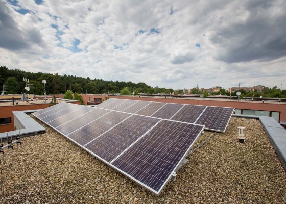 ČEZ loni instaloval 307 střešních fotovoltaických elektráren. Dvakrát tolik, než o rok dříve. 
