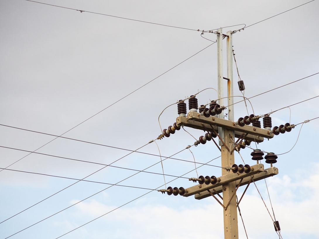 Linky vysokonapěťové distribuční sítě dopravují elektrickou energii do všech venkovských oblastí (Zdroj: © Trinasist THA / stock.adobe.com)