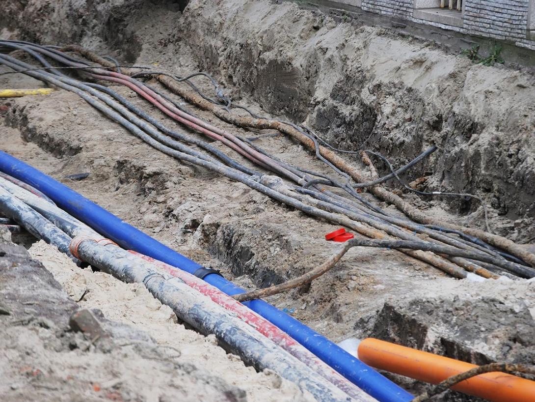 Rekonstrukce inženýrských sítí v intravilánech obcí zahrnuje i pokládku nových kabelových vedení (Zdroj: © Otmar Smit / stock.adobe.com)