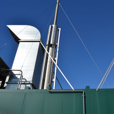 Potrubí nasávání vzduchu a výstupu spalin z kogenerační bioplynové stanice v kontejnerovém provedení (Zdroj: © cobia / stock.adobe.com)