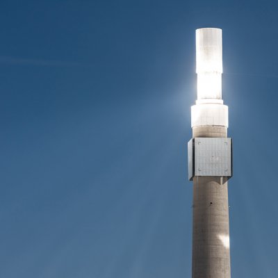 V absorbéru na vrcholu centrální věže sluneční termální elektrárny se energie odražených slunečních paprsků předává teplonosnému médiu (Zdroj: © Bob / stock.adobe.com)