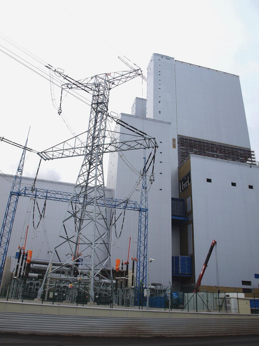 Vyvedení výkonu z nového bloku v Ledvicích je provedeno prostřednictvím tří jednofázových transformátorů na boku strojovny (Zdroj: ČEZ, a.s.)