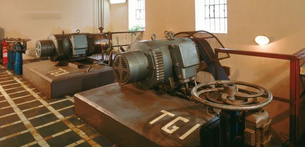 Strojovna elektrárny se dvěma synchronními generátory (Zdroj: ČEZ, a. s.)