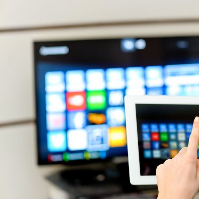 Často se chytrá televize používá jako prezentační plocha obsahu displeje mobilního telefonu nebo tabletu (Zdroj: © Rasulov / stock.adobe.com)