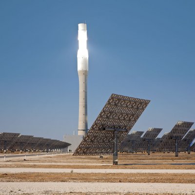 Sluneční věžová elektrárna s kruhovým absorbérem, umožňujícím rovnoměrné rozložení heliostatů kolem centrální věže (Zdroj: © paulrommer / stock.adobe.com)